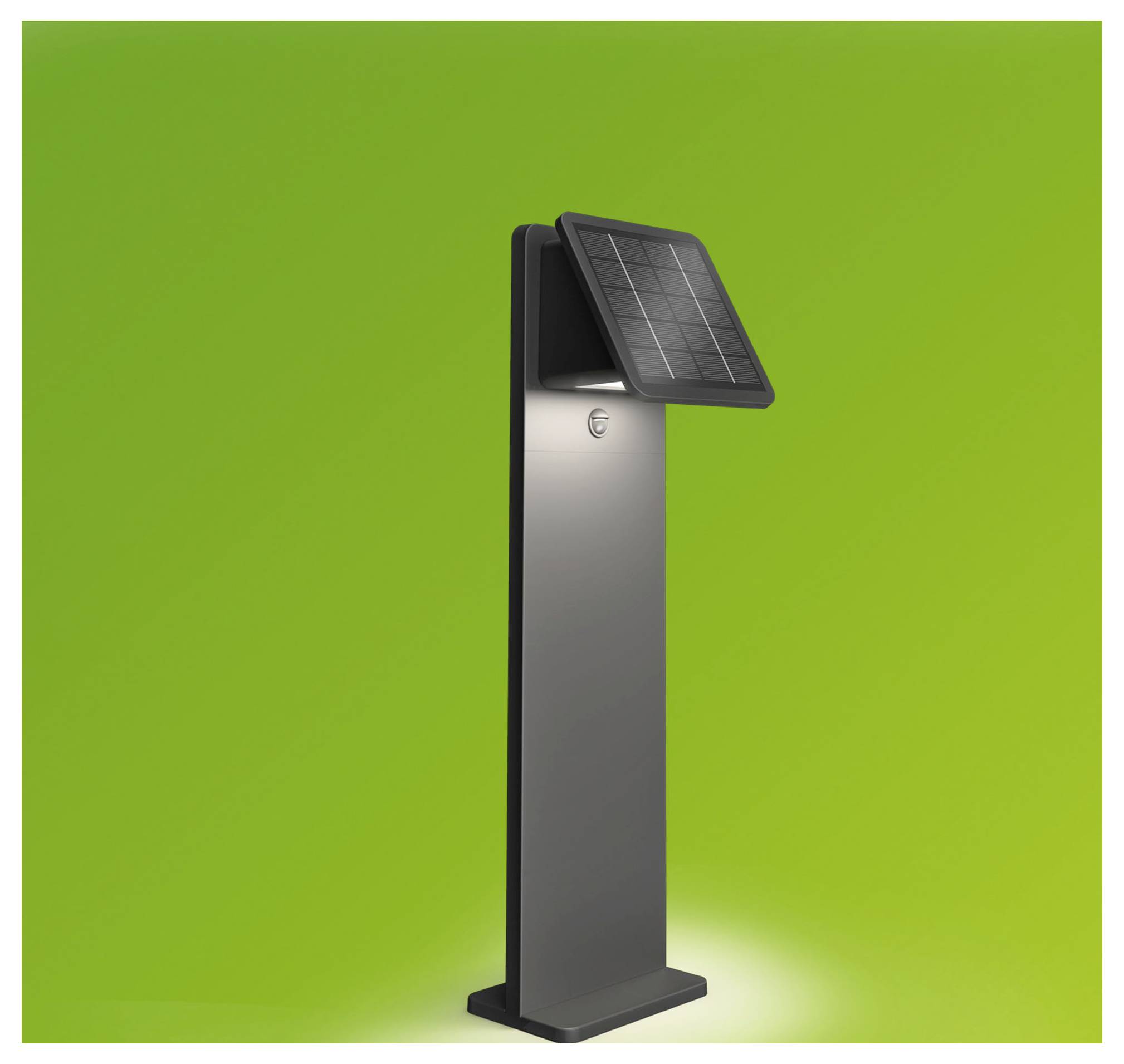 Moderner Außenlichtpfosten mit einem kleinen Solarpanel oben, vor grünem Hintergrund dargestellt.