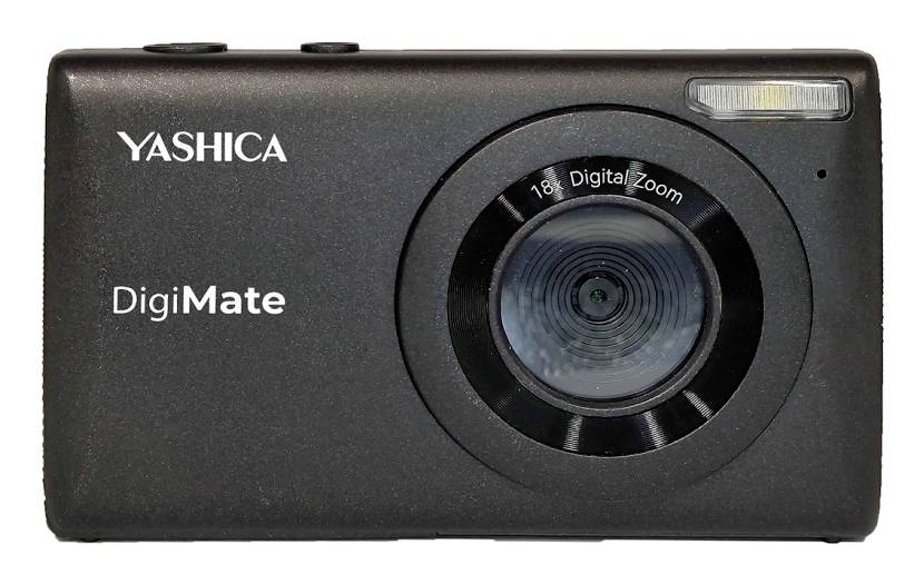 Vorderansicht einer schwarzen Yashica DigiMate Digitalkamera mit großem Objektiv und Blitz, auf weißem Hintergrund dargestellt.