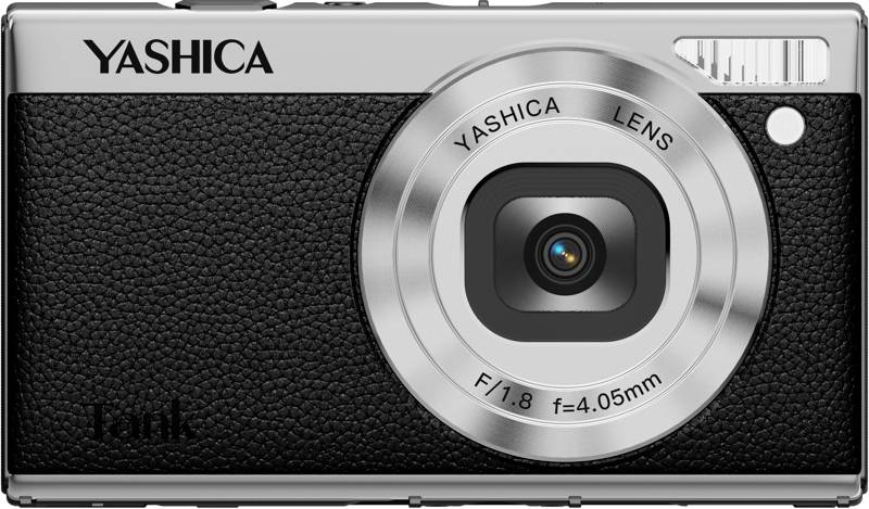 Nahaufnahme einer silbernen kompakten Digitalkamera der Marke Yashica mit schwarzer strukturierter Vorderseite, zentriertem Objektiv auf der rechten Seite und Blitz oben rechts.
