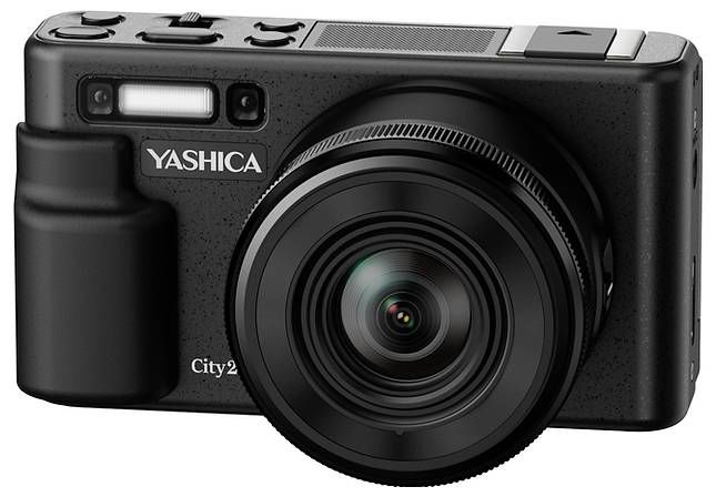 Schwarze Yashica City 2 Kamera mit großem Frontlinsenelement und eingebautem Blitz, dargestellt vor weißem Hintergrund.