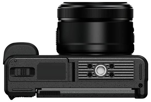 Unteransicht einer schwarzen digitalen Kamera mit angebrachtem Objektiv, zeigt das Batteriefach, die Stativschraube und das gerippte Grifffeld.