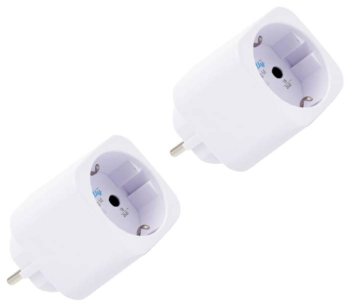 Zwei weiße Steckdosenadapter, diagonal auf weißem Hintergrund angeordnet.