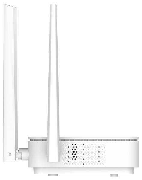 Weißer Wi-Fi-Router mit zwei hohen Antennen und einem perforierten Seitenpaneel, dargestellt vor einem einfachen weißen Hintergrund.
