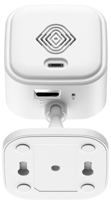 Weißer Stecker-Adapter mit belüftetem Gesicht und USB-C-Anschluss, der unterhalb mit einer Steckerleiste oder einem Steckdosenmodul verbunden ist