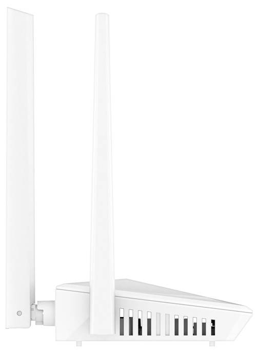 Weißer Dual-Band-WLAN-Router mit zwei hohen Antennen und Lüftungsschlitzen, gezeigt vor einem einfachen Hintergrund.