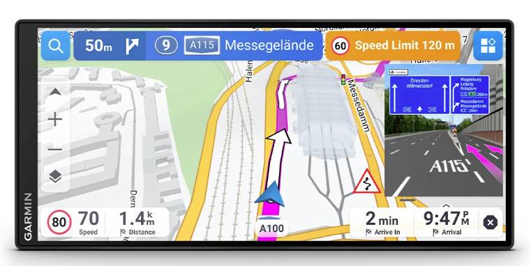 GPS-Navigationsbildschirm mit Routenführung auf der Autobahn, mit anstehenden Spurrichtungen, Geschwindigkeitsbegrenzung, verbleibende Entfernung und Ankunftszeit.