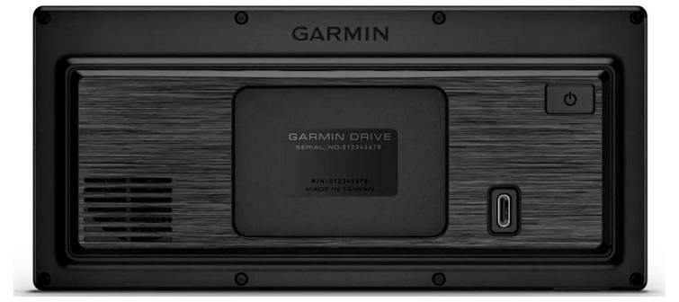Rückansicht eines Garmin Drive GPS-Geräts mit Rückseite, die den Lautsprechergitter, die Stromtaste, den USB-C-Anschluss und die Befestigungsabdeckung zeigt.
