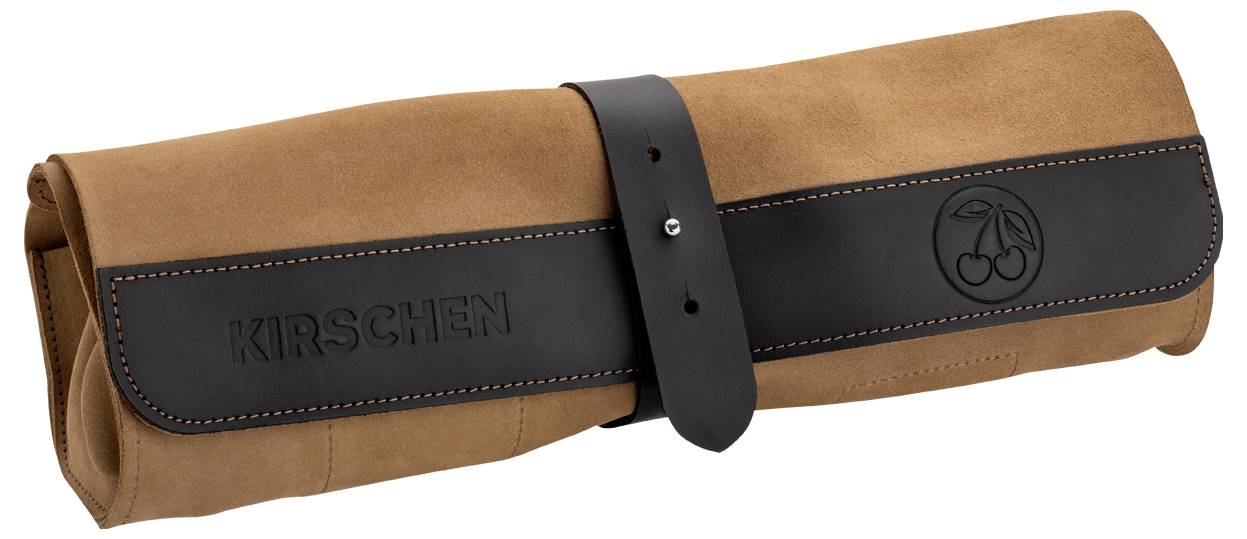 Braune ausrollbare Canvas-Werkzeugtasche mit schwarzem Lederüberschlag und Schnallenverschluss, geprägt mit 'KIRSCHEN'-Logo und rundem Werkzeugemblem.