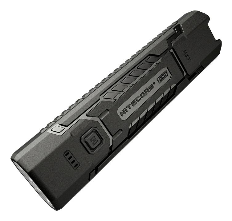 Schwarze wiederaufladbare Nitecore EDC17 Taschenlampe auf weißem Hintergrund, diagonal angewinkelt.