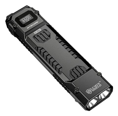 Schwarze Nitecore EDC23 Taschenlampe mit digitalem Display, das 6500 Lumen anzeigt, und Lumintop Shield Branding, in schräger Position auf weißem Hintergrund.
