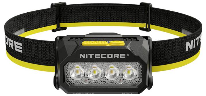 Schwarze NITECORE-Stirnlampe mit vier LED-Leuchten und verstellbarem gelb-schwarzem Kopfband, von vorne auf weißem Hintergrund dargestellt.