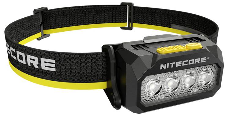 Schwarze Nitecore-Kopflampe mit verstellbarem Riemen und vier LEDs, in schräger Ansicht auf weißem Hintergrund gezeigt.