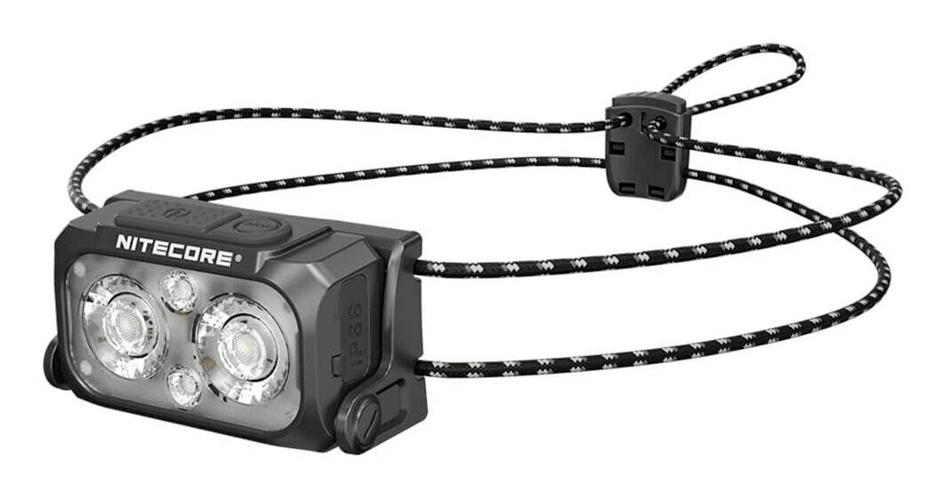 Schwarze Nitecore-Stirnlampe mit zwei LED-Lampen und verstellbarem Kordel-Trageband, dargestellt mit einem ansteckbaren Batterie-/Steuermodul.