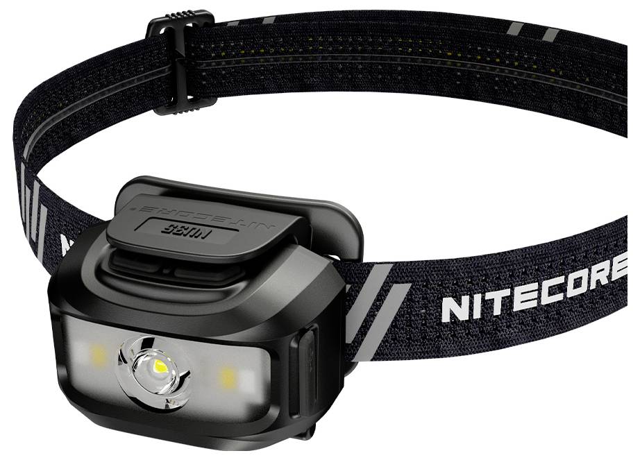 Schwarze Nitecore-Kopflampe mit verstellbarem Kopfband, Vorderansicht auf weißem Hintergrund.