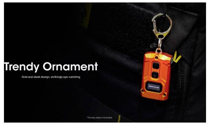 Orangenes Schlüsselanhänger-Gerät, das an einer Tasche hängt, gezeigt als trendiger Schmuck mit dem Text „Trendy Ornament" und „Kühnes und schlankes Design, auffallend auffällig".