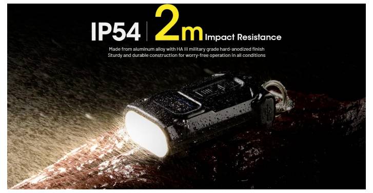 Produktanzeige für eine Taschenlampe mit "IP54" und "2m Stoßfestigkeit"; der Text besagt, dass sie aus einer Aluminiumlegierung mit einer HA III-Hartanodisierung in Militärqualität für zuverlässigen Betrieb unter allen Bedingungen hergestellt ist.