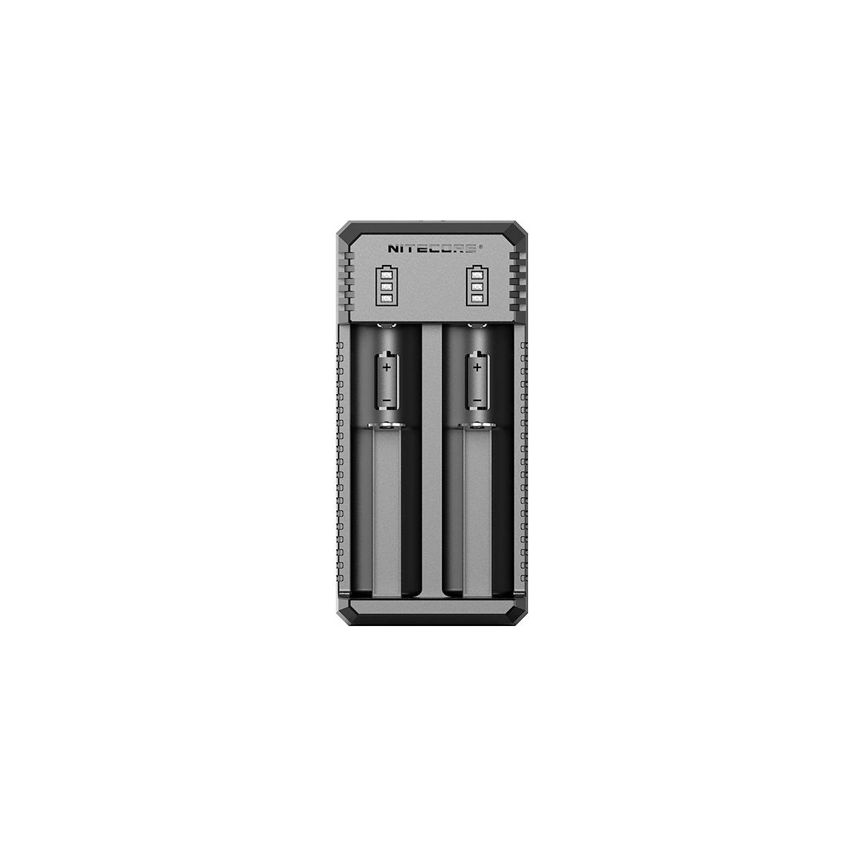 Ein Dual-Slot-Batterieladegerät mit zwei eingesetzten wiederaufladbaren Batterien, von vorne auf weißem Hintergrund gezeigt.
