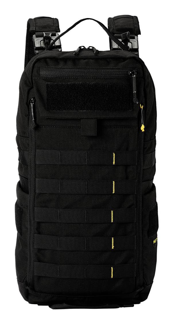 Schwarzer Taktischer Rucksack mit mehreren vorderen Riemen, Reißverschlusstaschen und gepolsterten Schultergurten auf weißem Hintergrund.