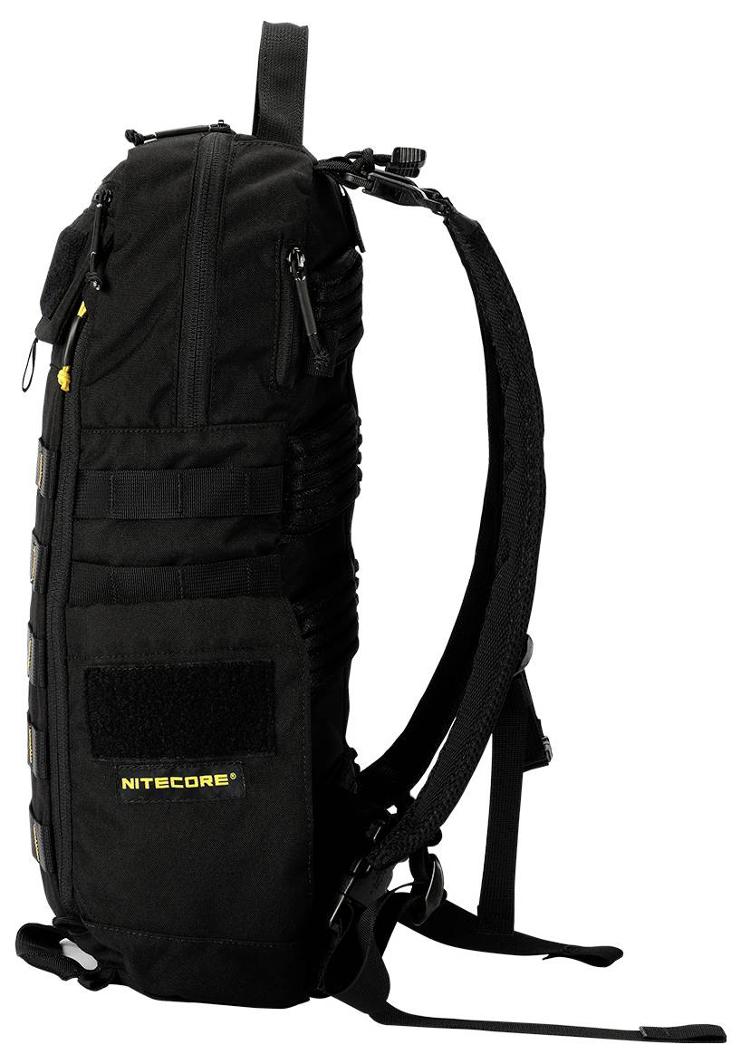 Schwarzer taktischer Sling-Rucksack mit gepolstertem Schultergurt, seitlichen Kompressionsgurten und gelbem 'NITECORE'-Logo auf der Vorderseite.
