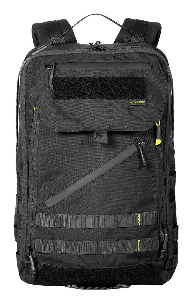 Schwarzer Rucksack mit vorderer Reißverschlusstasche, Seitengurten und Tragegriff, freigestellt auf weißem Hintergrund.