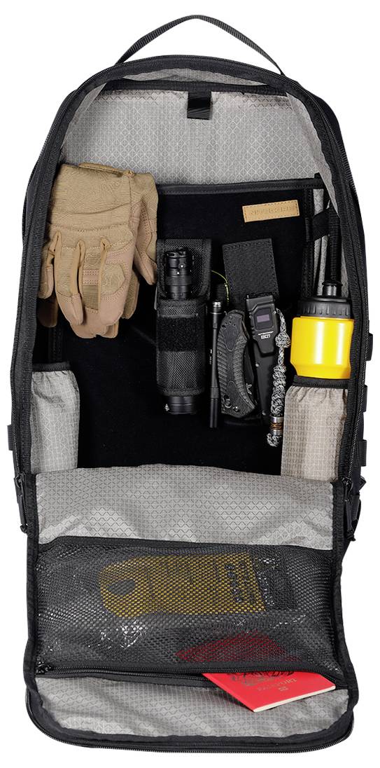 Offener schwarzer Reiseorganizer mit Netztaschen, die Handschuhe, eine Taschenlampe, Riemen, eine gelbe Tasse und zusammengefaltete Ausrüstung enthalten; ein rotes Etikett ist am unteren Ende sichtbar.