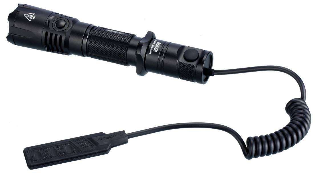 Schwarze taktische Taschenlampe mit drahtlosem Druckschalter-Fernbedienung und Spiralkabel, gezeigt auf weißem Hintergrund.
