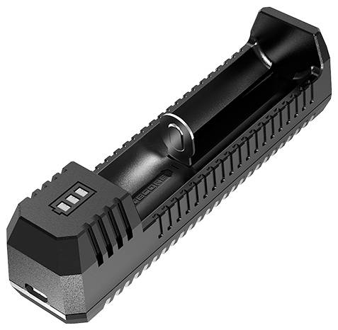 Schwarzes Einfach-Ladegerät mit USB-C-Anschluss und Anzeigelichtern, leer auf weißem Hintergrund dargestellt.