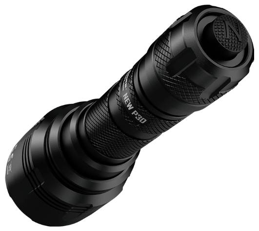 Schwarze taktische Taschenlampe diagonal auf weißem Hintergrund angeordnet, mit strukturiertem Griffbereich und der Aufschrift „NEW P30" auf dem Lauf.