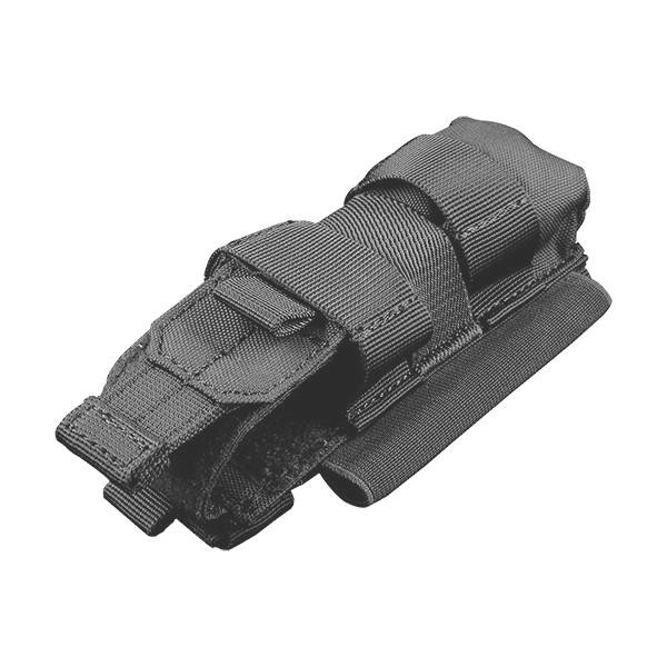 Schwarze taktische Nylontasche mit verstellbaren Riemen und Klappenver­schluss, vor weißem Hintergrund gezeigt.