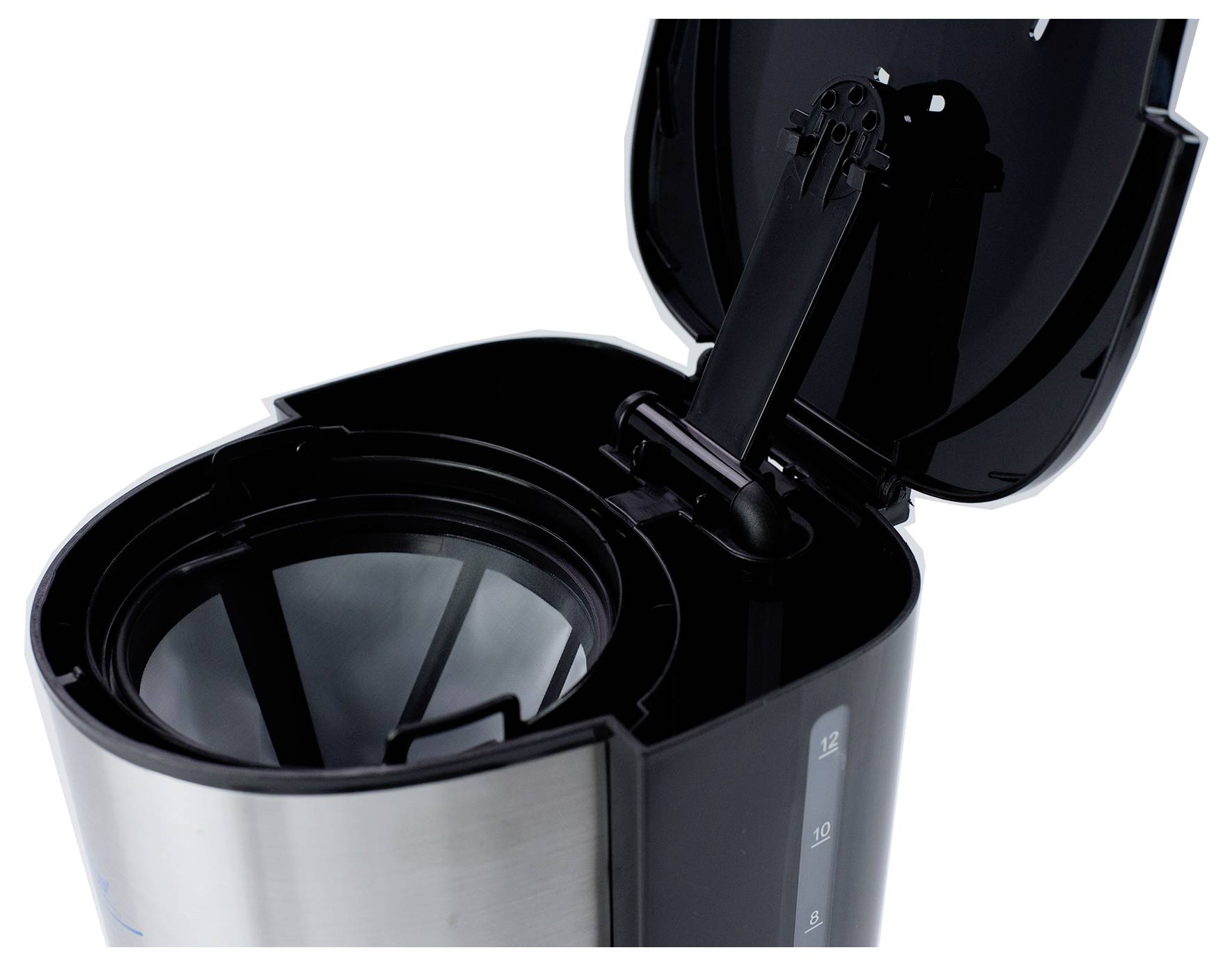 Offene schwarz-silberne Tropfkaffeemaschine aus Edelstahl mit aufklappbarem Deckel, der das leere Wassertank und den Filterkorb zeigt.
