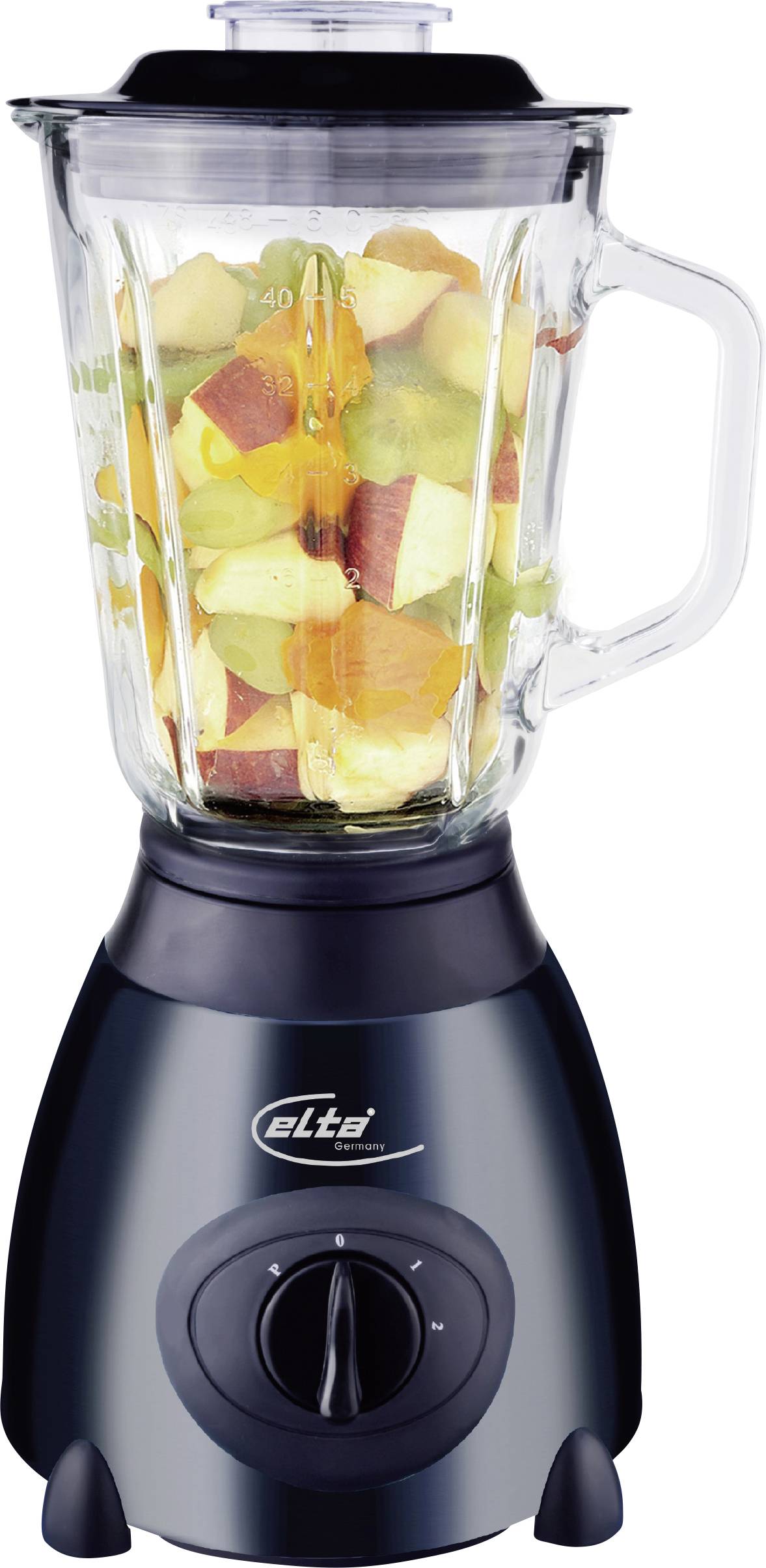 Schwarzer Standmixer mit Glaskrug gefüllt mit gehacktem Obst und Gemüse, auf weißem Hintergrund dargestellt.
