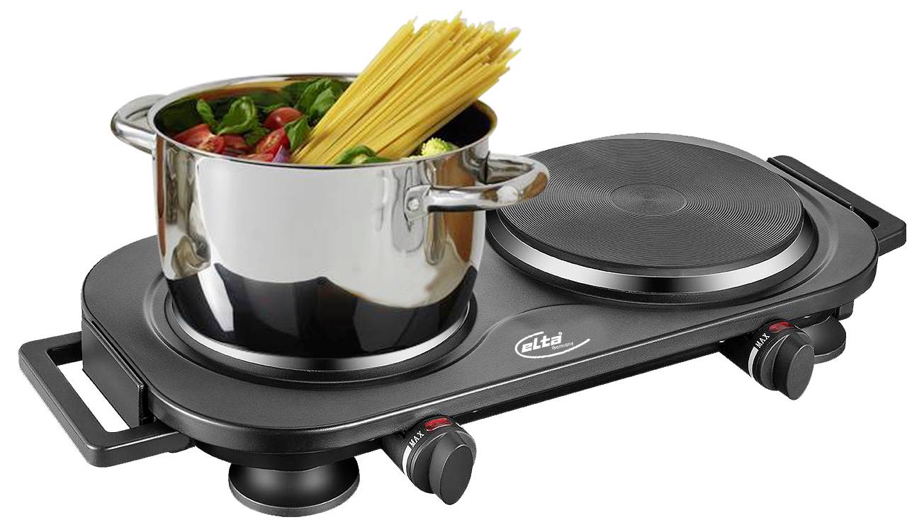 Tragbare elektrische Doppelkochplatte mit einem Topf Pasta und Gemüse, das auf einer Brennstelle kocht, und einer leeren zweiten Brennstelle daneben.