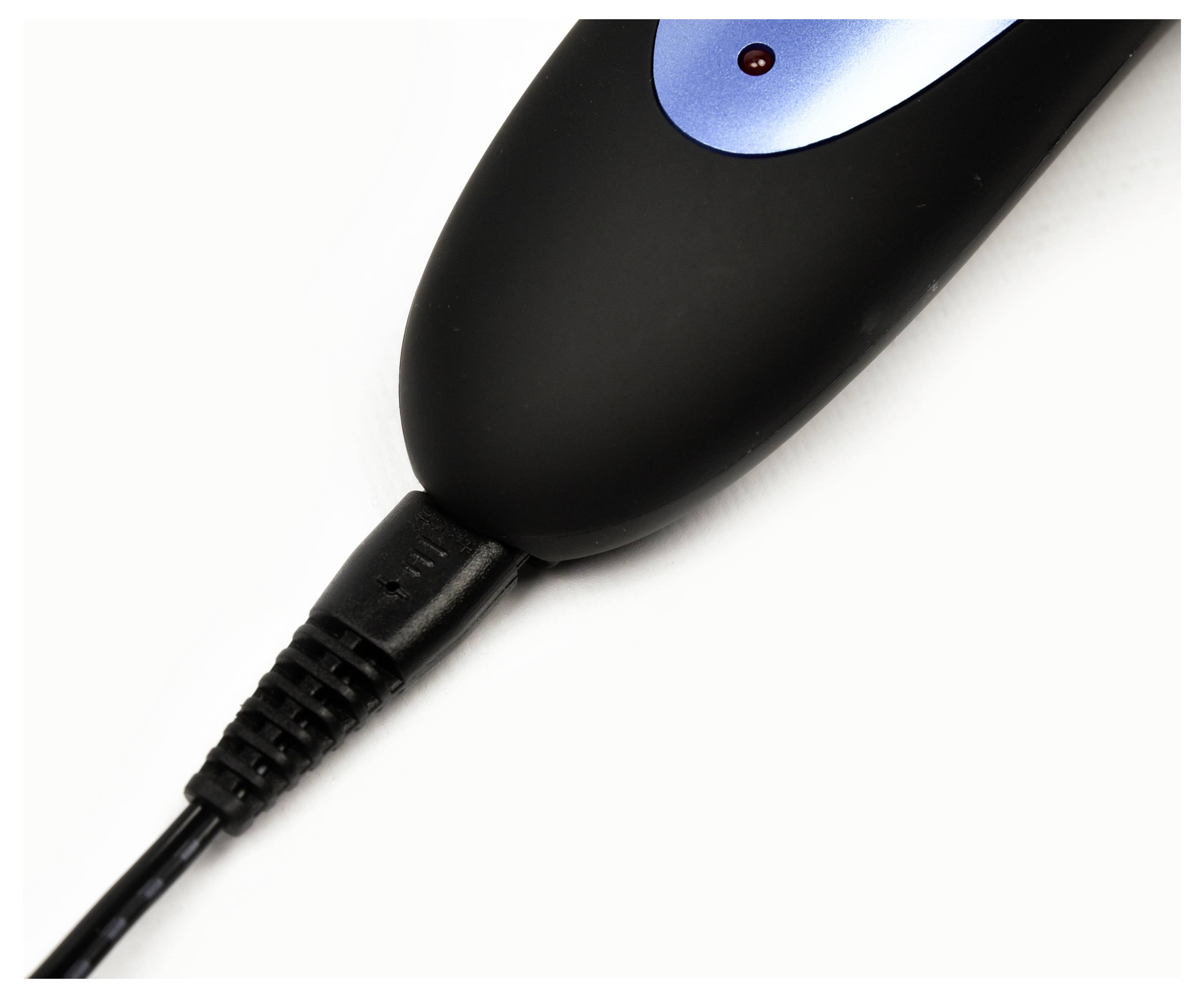Nahaufnahme einer verkabelten schwarzen Computermaus auf weißem Hintergrund, die das Kabel und den oberen Tastenbereich zeigt.