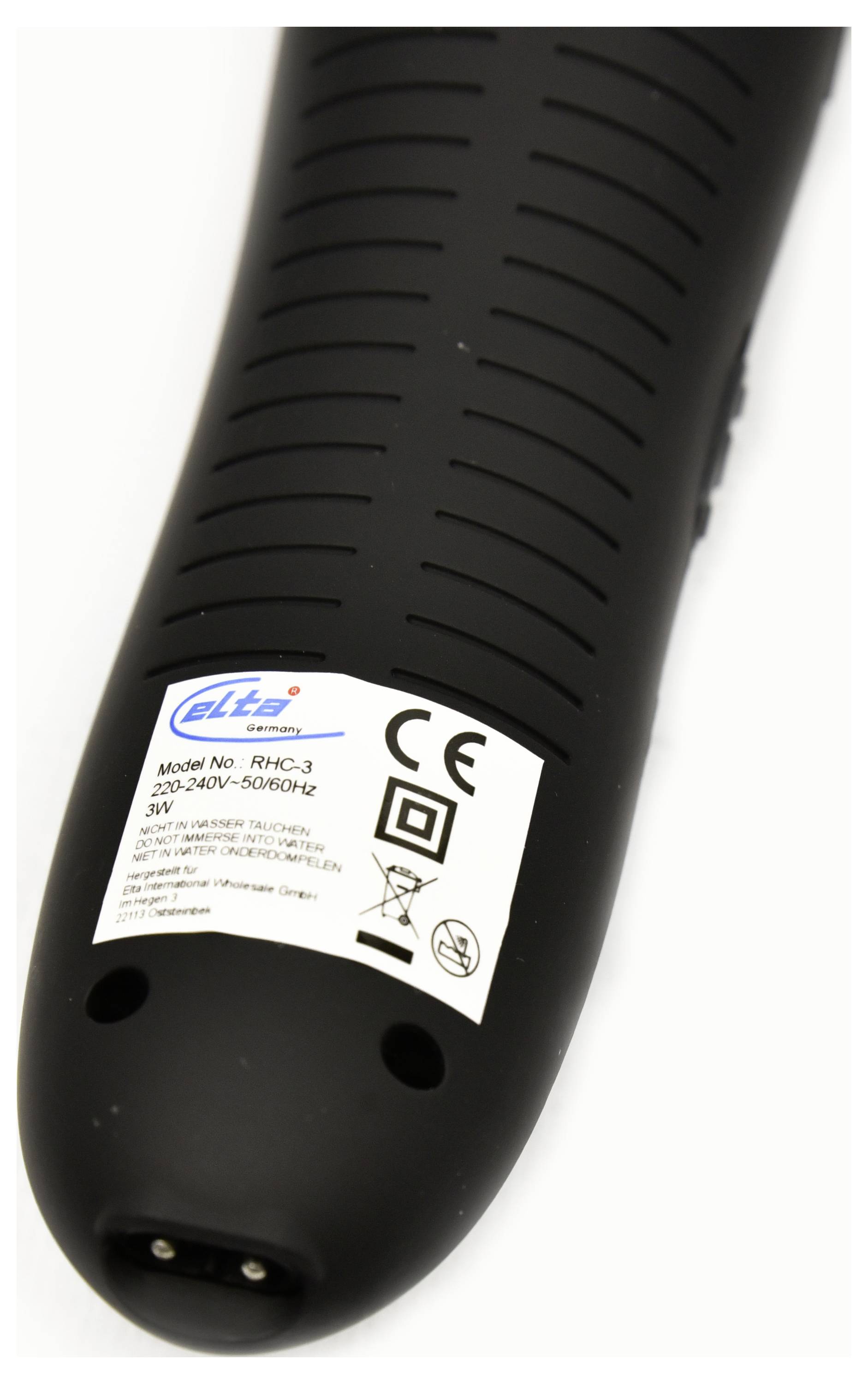 Nahaufnahme eines schwarzen tragbaren Elektrogeräts mit belüftetem Griff und Produktetikett, das die CE-Kennzeichnung und Modelldetails zeigt.