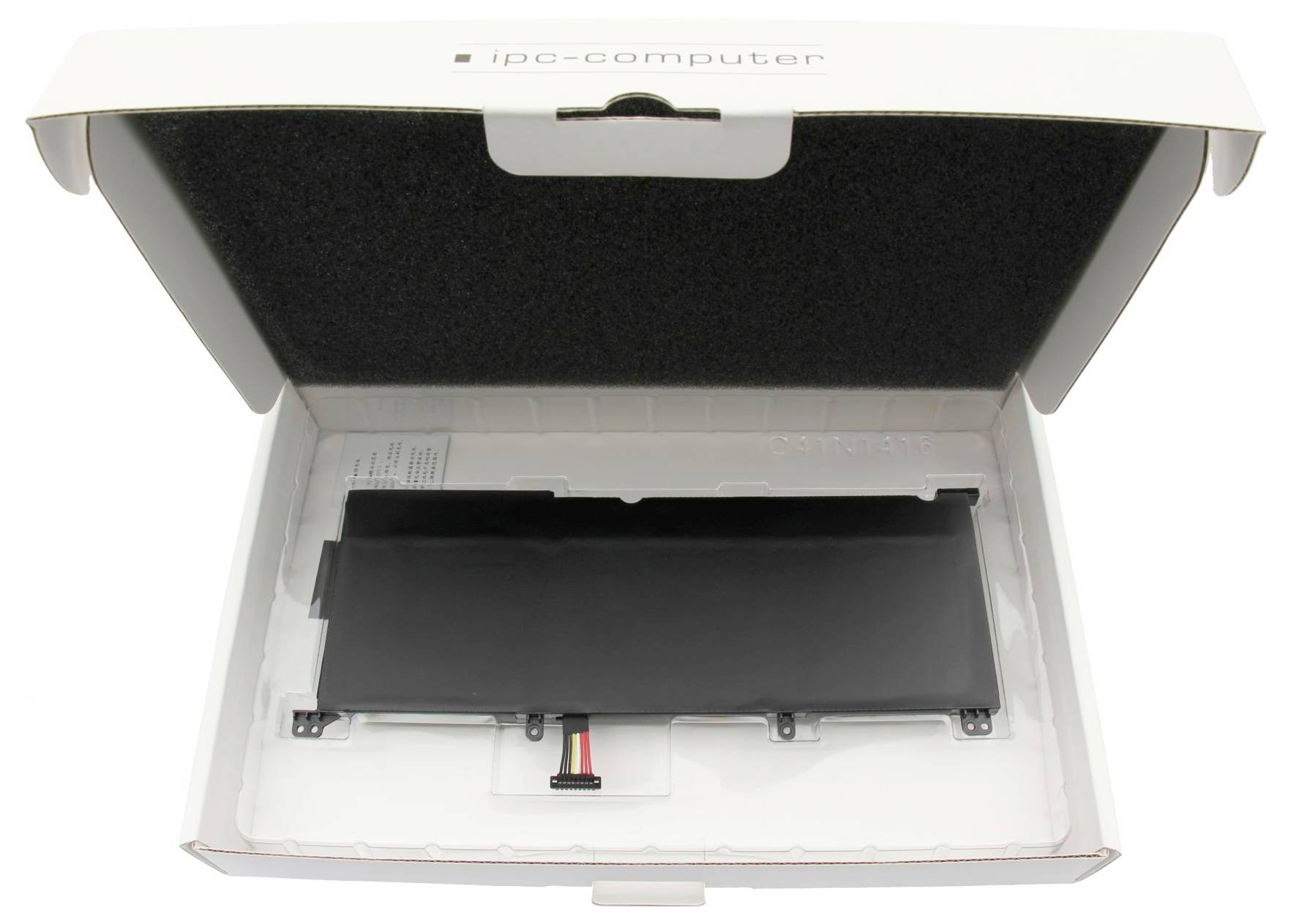 Offene weiße Schachtel mit einer schwarzen rechteckigen Computerbatterie oder Komponente, die in geformter Verpackung gesichert ist.