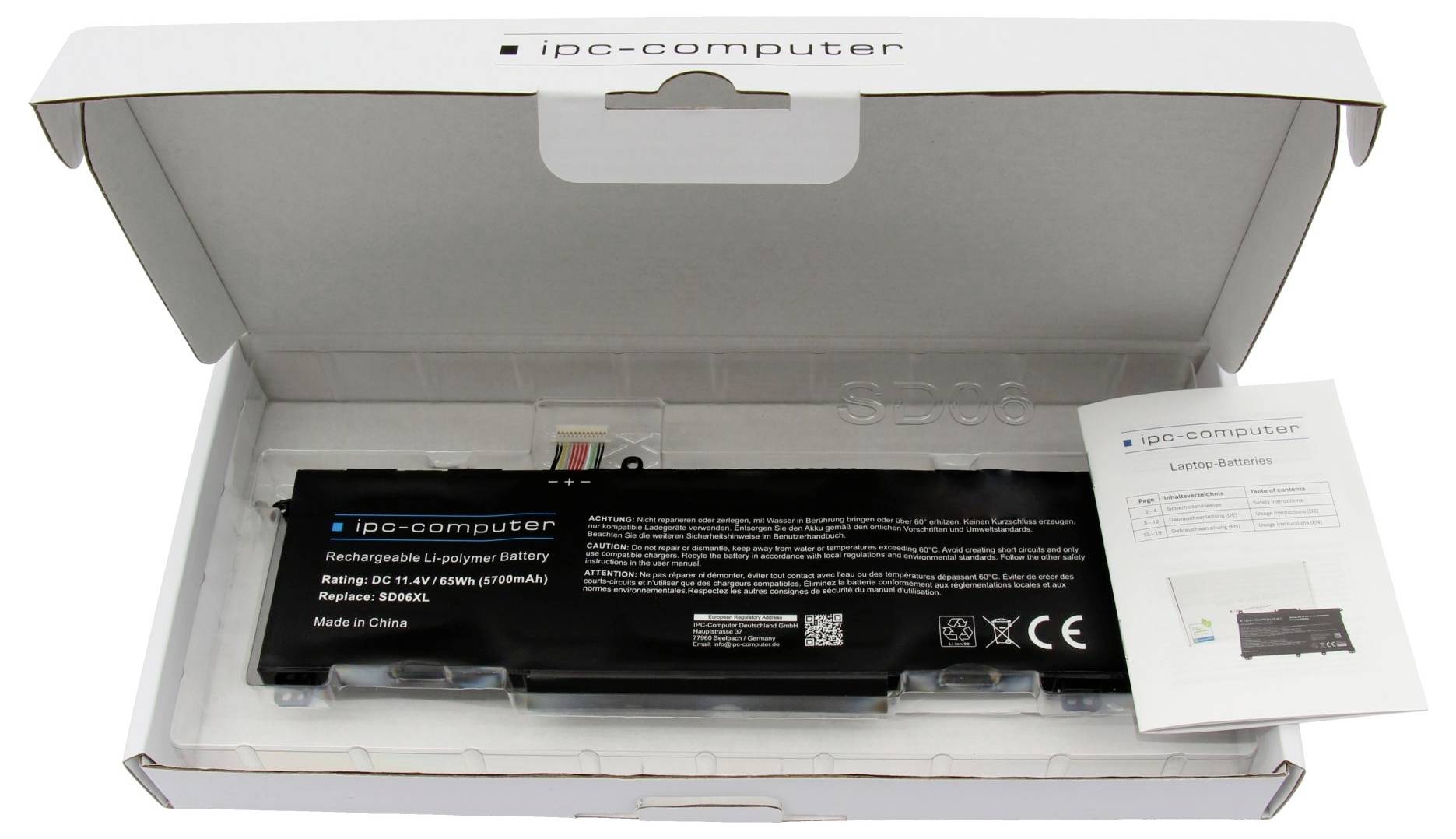 Laptop-Akku in einer IPC-Computer-Box öffnen mit einem gedruckten Anleitungsblatt daneben.