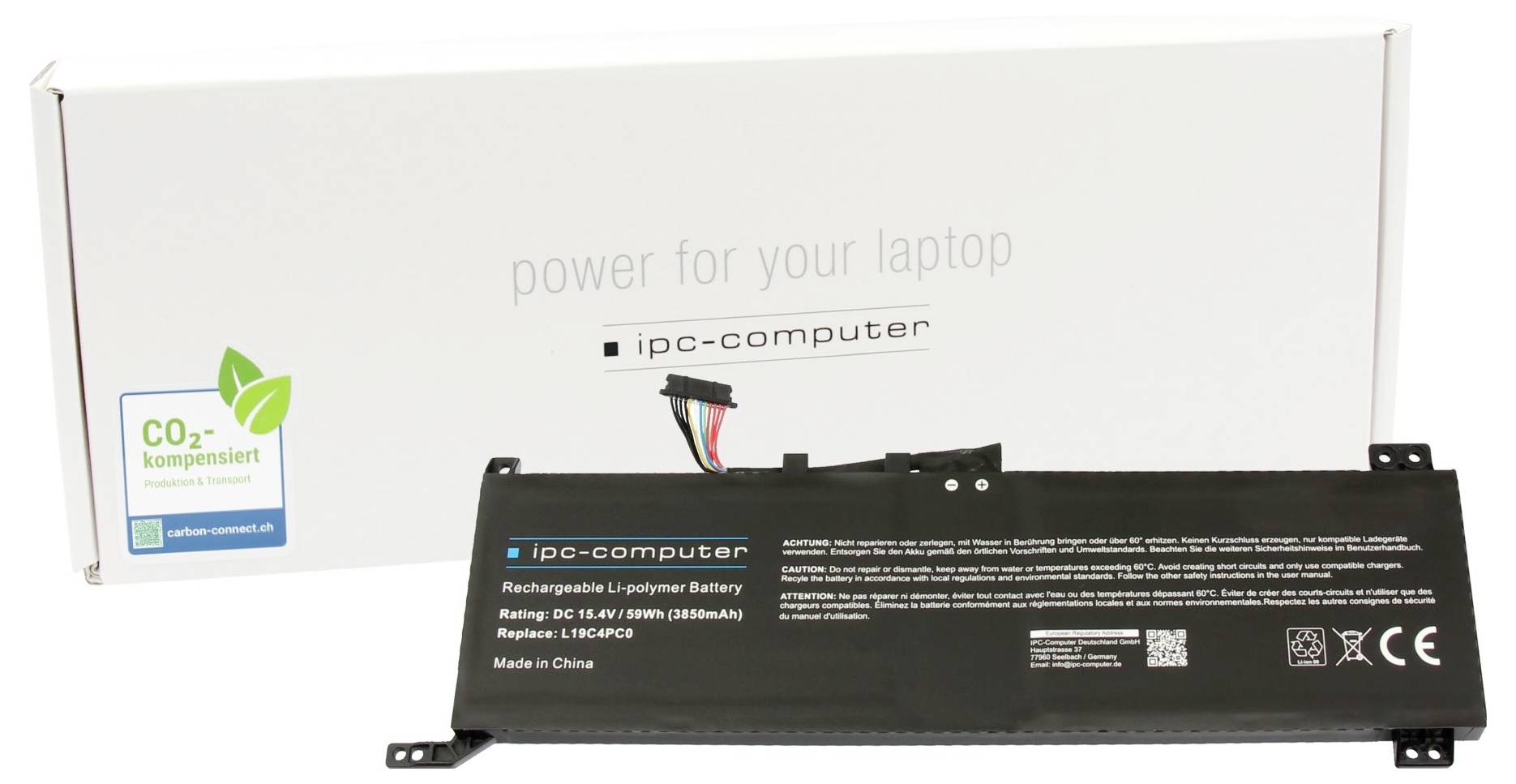 Laptop-Akku vor seiner weißen Einzelhandelsschachtel mit der Aufschrift „Energie für Ihren Laptop" und „ipc-computer", mit einem CO2-kompensierten Aufkleber.