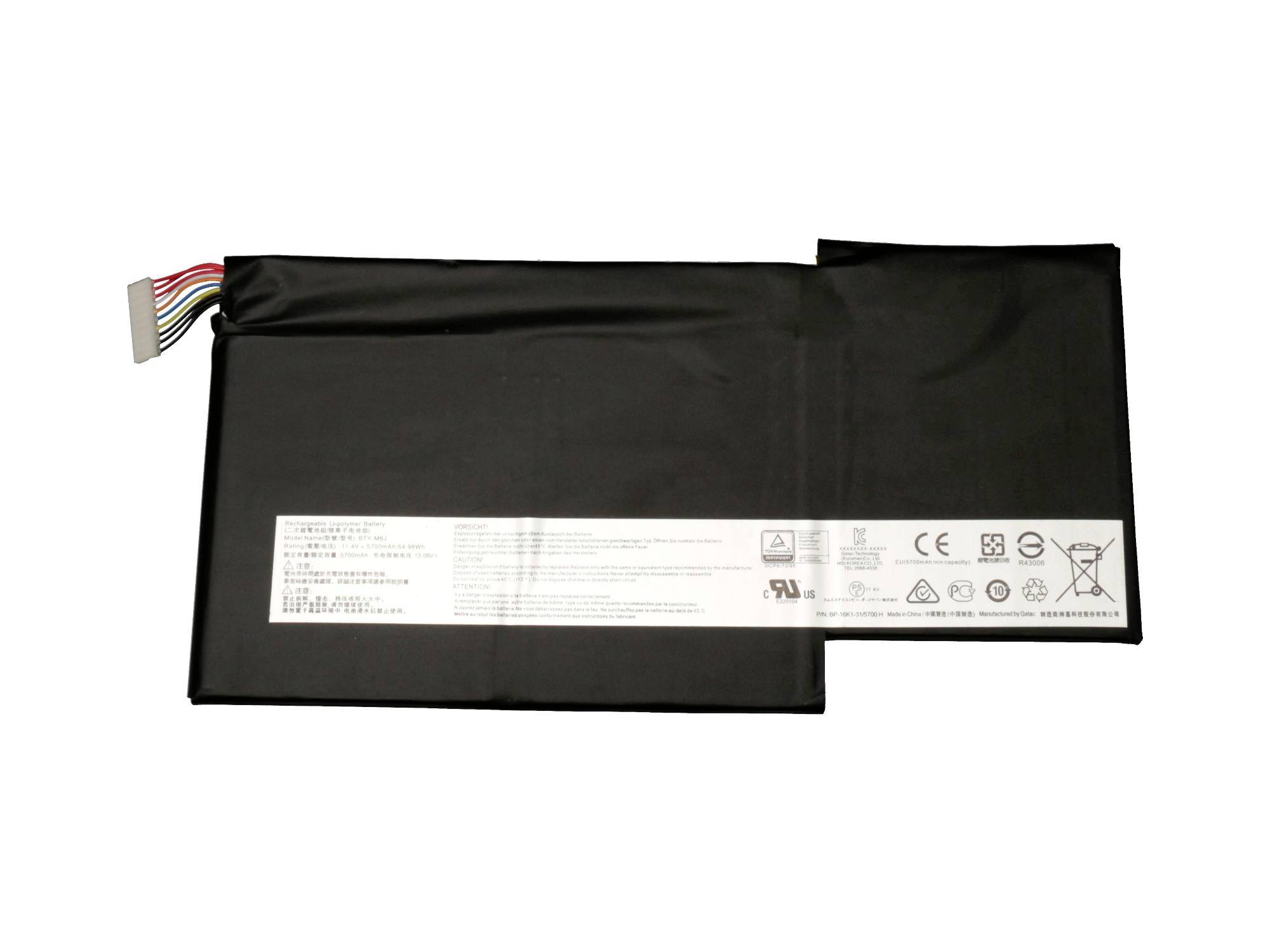 Schwarze Laptop-Batterie mit angeschlossenem Mehrfach-Stecker und weißem Etikett auf einfachem Hintergrund.