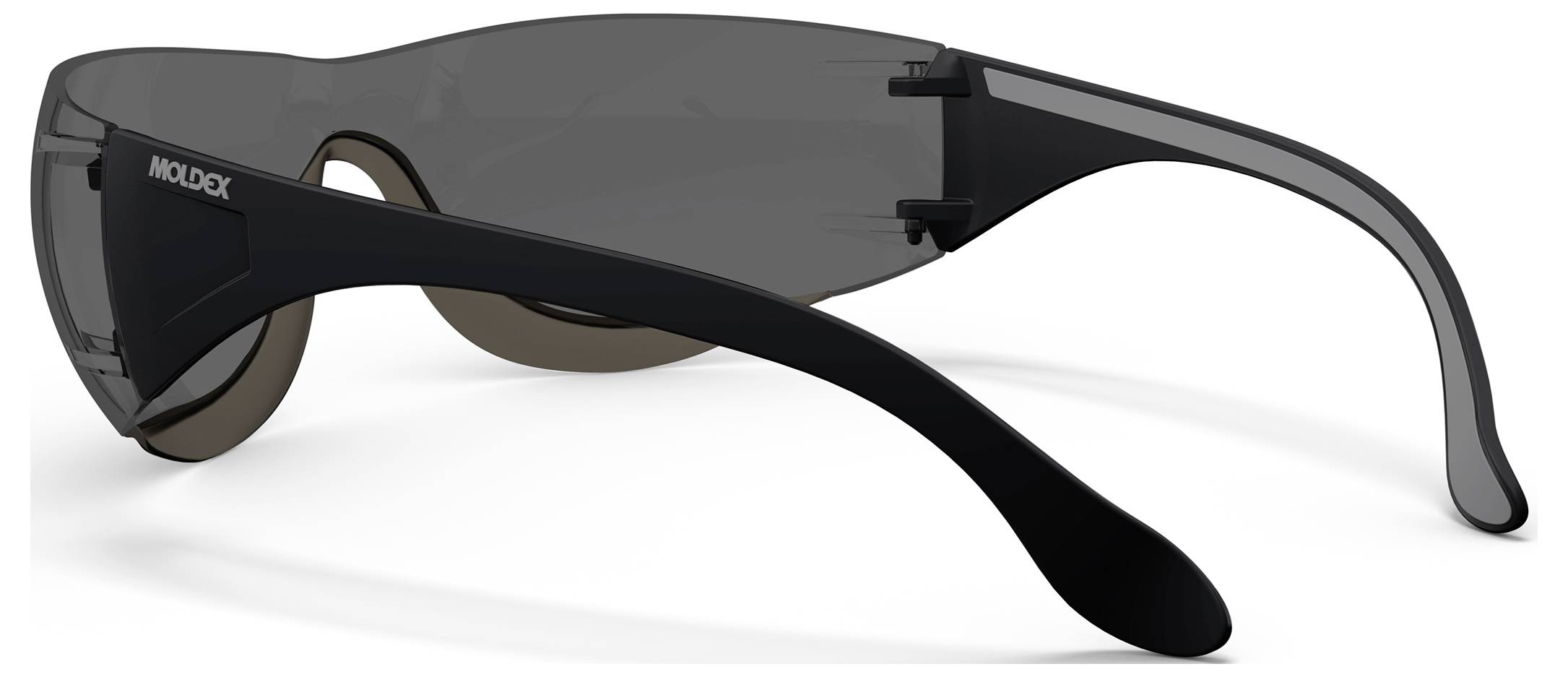 Schwarze Schutzbrille mit Umschlagbügeln, getönten Gläsern und gebogenen Bügeln, in Seitenansicht auf weißem Hintergrund dargestellt.