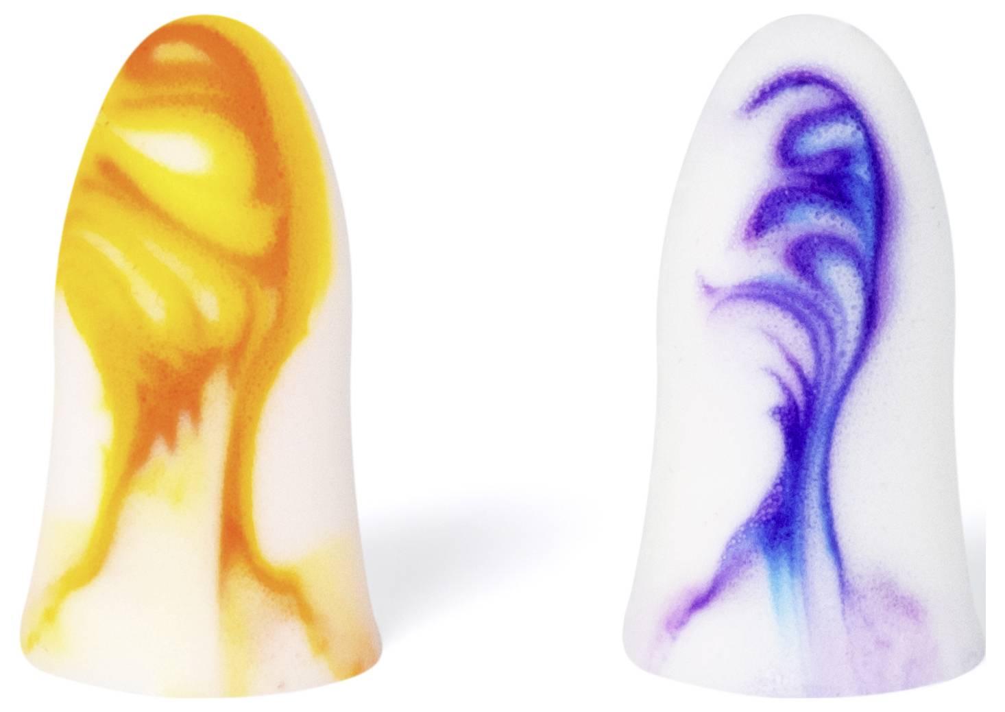 Zwei durchscheinende abgerundete Gelkapseln, eine orange-gelb und eine blau-violett, nebeneinander auf weißem Hintergrund dargestellt.