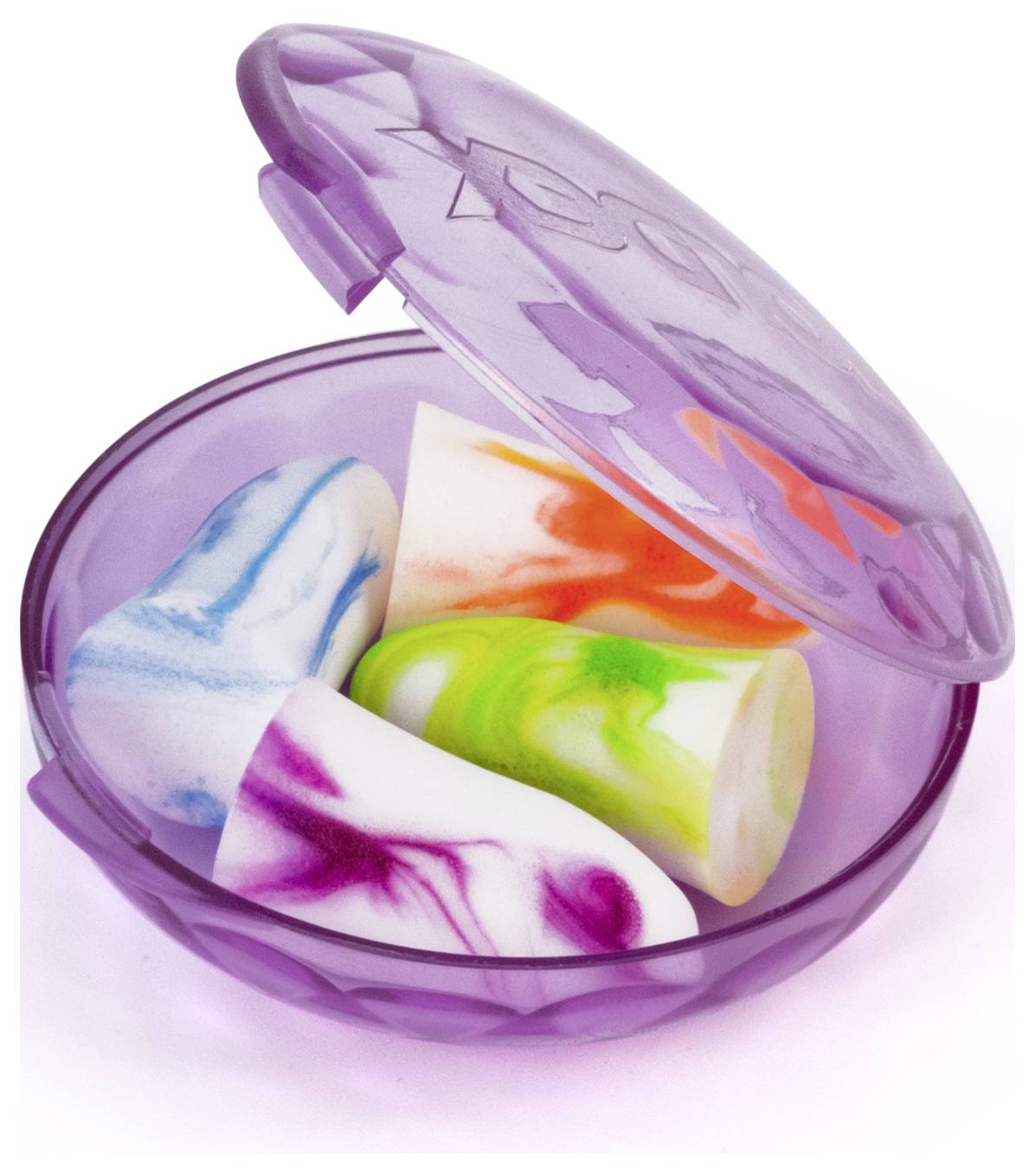 Violette Kunststoff-Pillendose offen mit vier farbigen seifenähnlichen Stäben innen auf weißem Hintergrund.