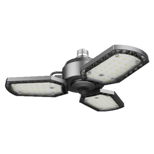 Dreiflügelige LED-Garagenleuchte mit verstellbaren eingeklappten Flügeln um eine zentrale Lampenfassung auf weißem Hintergrund.