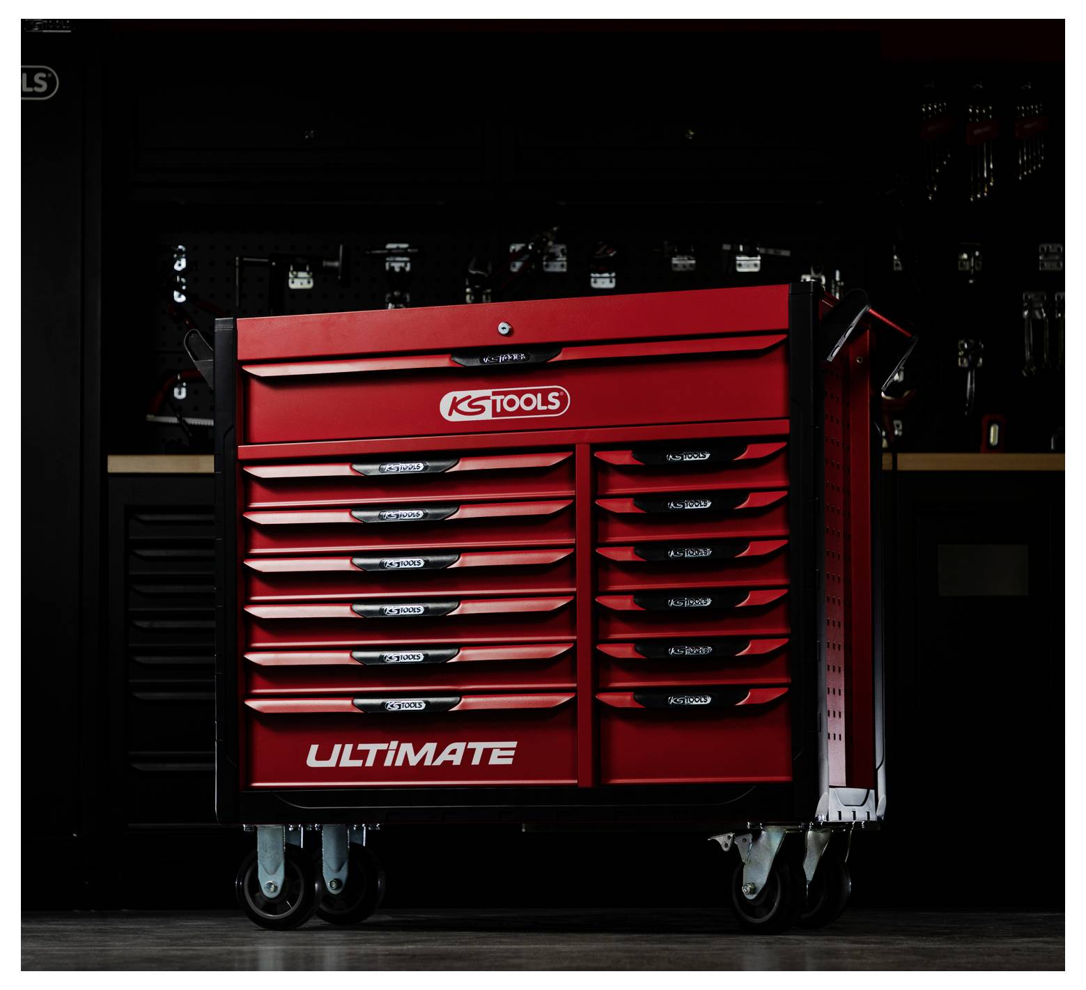 # Red K-Tool Ultimate rolling tool chest with multiple drawers and casters in a dark workshopRote K-Tool Ultimate rollbare Werkzeugkiste mit mehreren Schubladen und Lenkrollen in einer dunklen Werkstatt