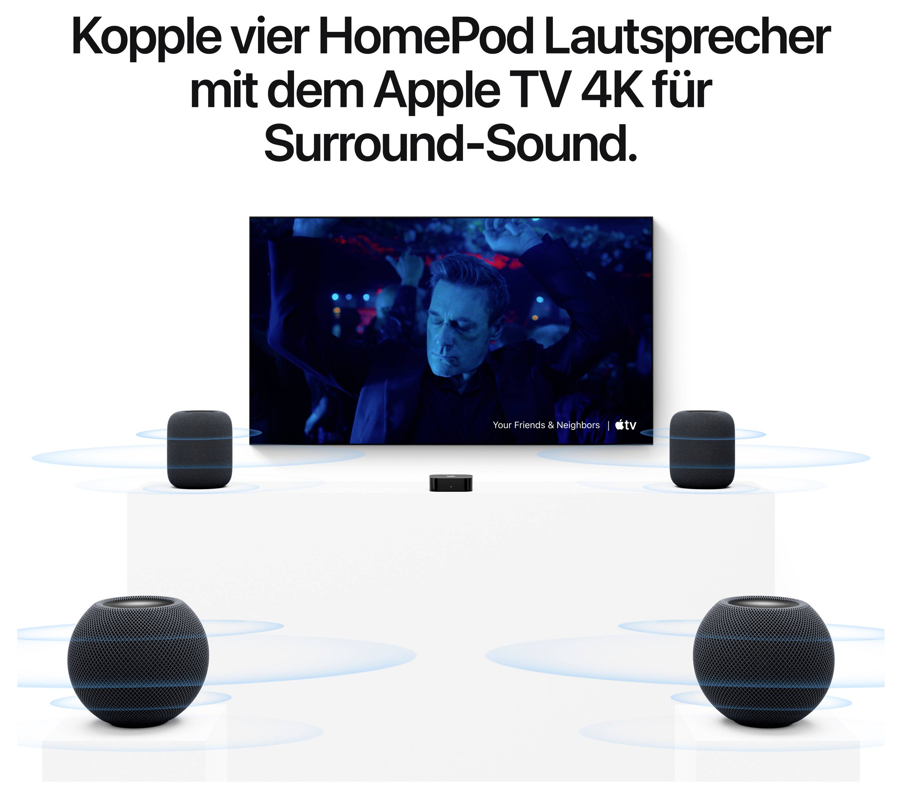 Werbebild: Vier HomePod-Lautsprecher und ein Apple TV 4K sind um einen Fernseher angeordnet, um Surround-Sound zu zeigen.