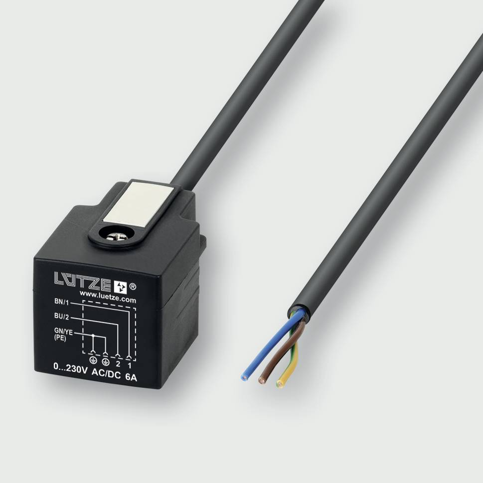 Schwarzer LÜTZE Elektrostecker/Sensormodul mit angeschlossenem Kabel, das drei freigelegte Drahtenden auf hellem Hintergrund zeigt.