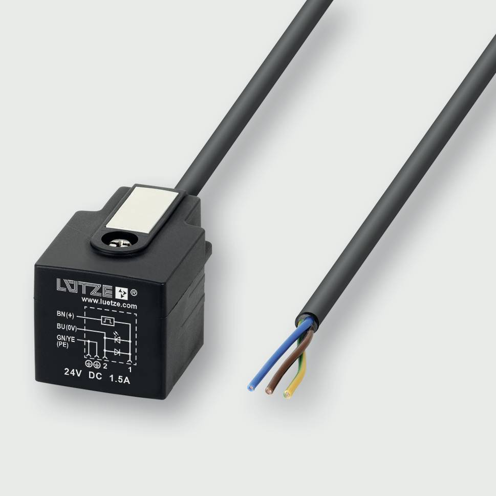 Schwarzer LÜTZE 24V DC 1,5A Kabelstecker mit angeschlossenem Kabel und freiliegenden blauen, braunen und gelb-grünen Drähten.