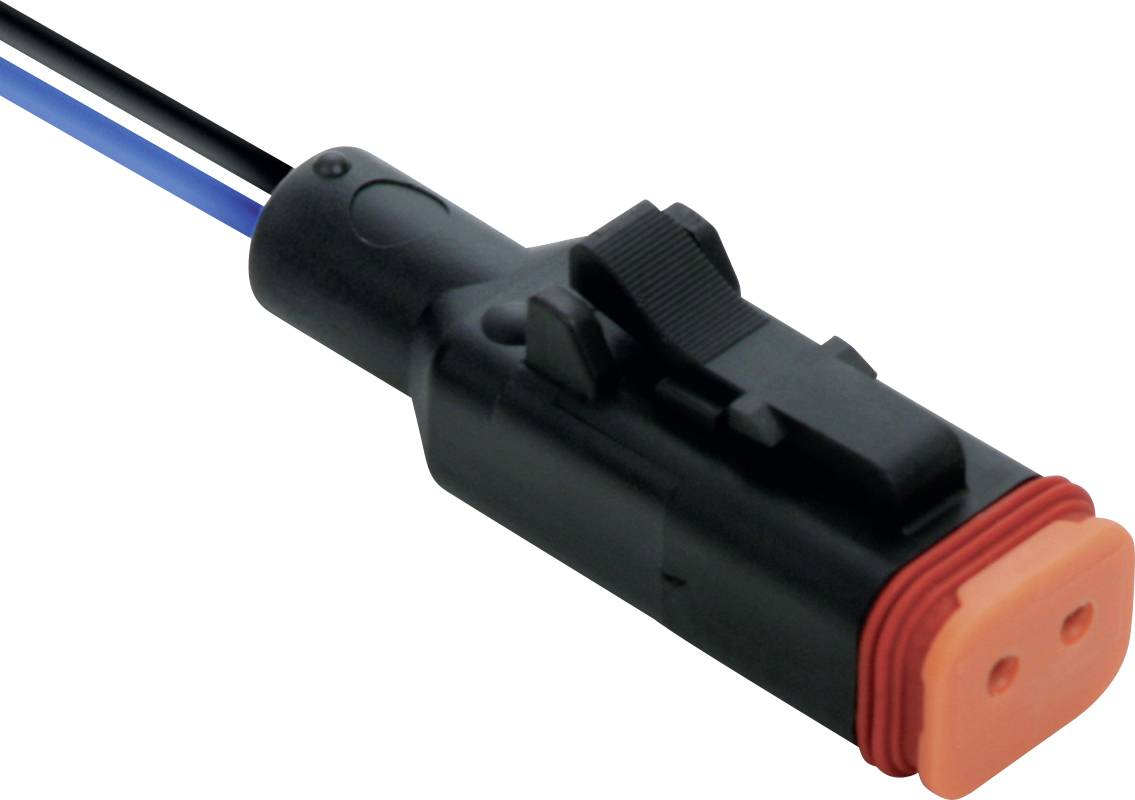 Nahaufnahme eines schwarzen rechteckigen Elektrosteckers mit angeschlossenen blauen, schwarzen und weißen Drähten und einer orangefarbenen Frontkappe.