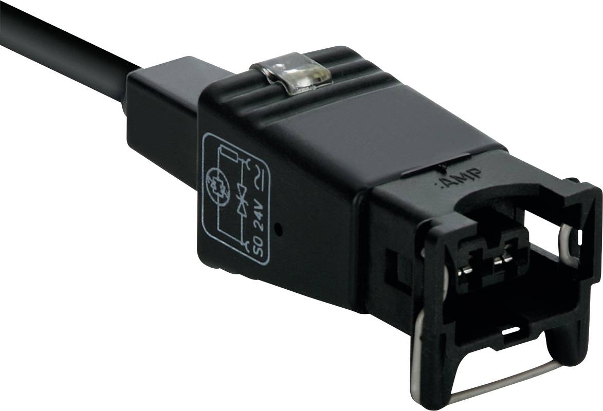 Schwarzer Automobilstecker angebracht an einem Kabel, Nahaufnahme auf hellem Hintergrund, mit 