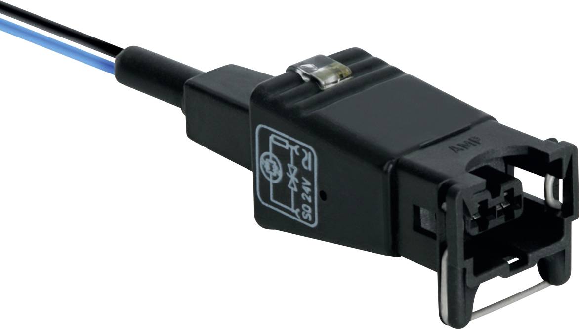 Schwarzer Elektrostecker mit blau-schwarzen Drähten, auf weißem Hintergrund gezeigt.