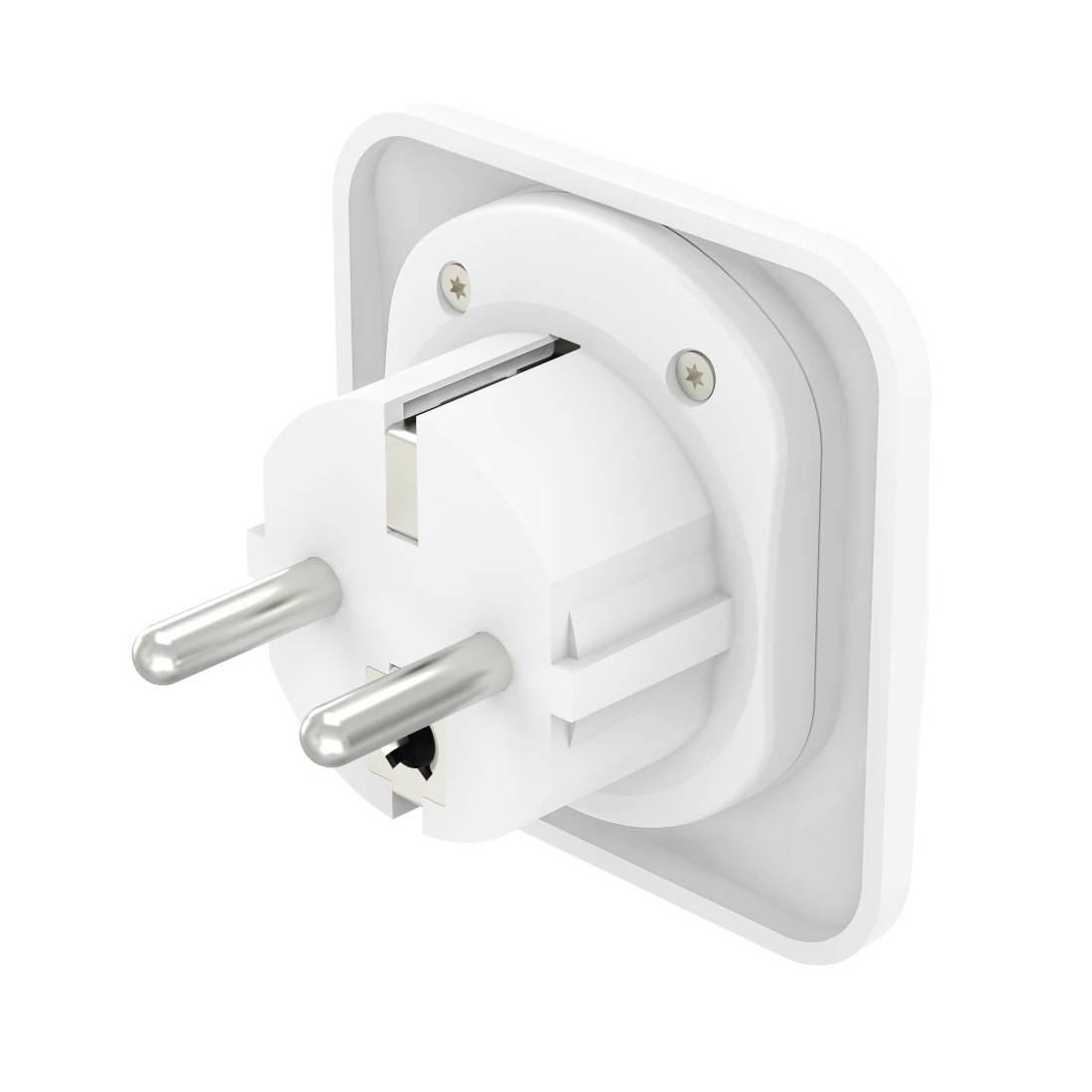 Weiße zweipolige Elektrostecker in einer Wandsteckdose eingesteckt, in Nahaufnahme vor einfachem weißem Hintergrund gezeigt.